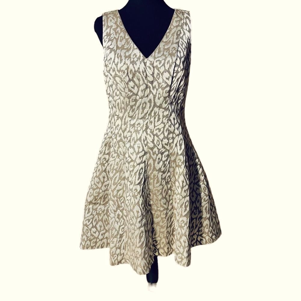 Vince Camuto Gorgeous Holiday Gold V-Neck Fit And Flare Dress Sz 10 - Picture 5 of 13